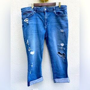 Tommy Hilfiger Women’s distressed grunge curvy blue jean capris size 18